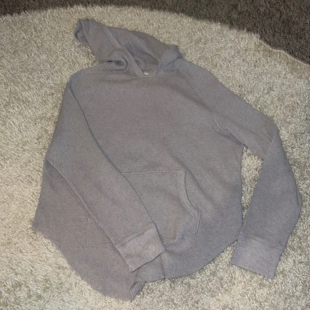 Good as new gray M Aritzia waffle knit long sleeve/hoodie! Super cute and comfy!
